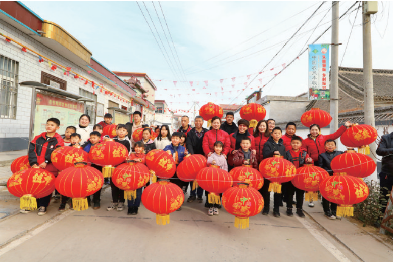 红红灯笼高高挂 缕缕阳光暖心间