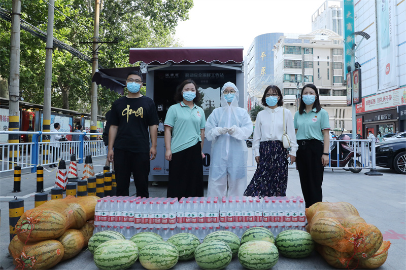 高温下的清凉 ——商场慰问“疫”线核酸检测工作人员