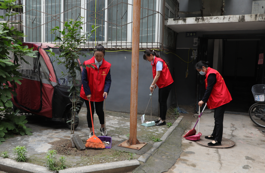 院落清扫志愿行  扮靓居民“洁”生活