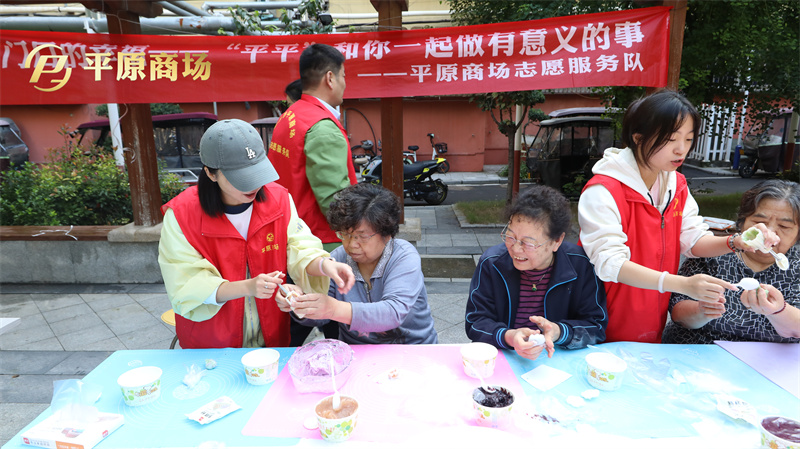 志愿活动——与居民一起做月饼，做眼部体检